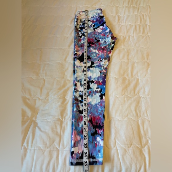 Fabletics 💜🤍🩵 Mid-Rise Printed PowerHold pants. - Picture 7 of 11